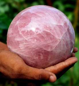 Esfera de cuarzo rosa Artesanía de piedra de ágata de colores vibrantes con superficie lisa y bordes crudos diseñados para la Naturaleza - Product Image 1