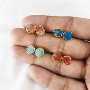 Boucles d'oreilles clous en argent sterling plaqué or avec pierres de naissance brutes - Bijoux de fête exquis - Product Image 3