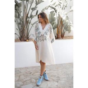 Robe poncho élégante et confortable, conçue pour les femmes qui préfèrent un style décontracté, un style facile et une mode polyvalente au quotidien. - Product Image 3