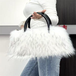 Sac à main en fausse fourrure de luxe pour femmes, sac tendance d'hiver avec poignées noires, sac à main en peluche douce dans des couleurs vibrantes et neutres - Product Image 5