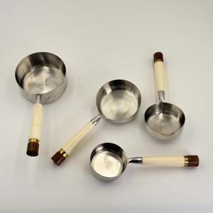 Juego de 4 Tazas Medidoras Grandes para Hornear, Leche en Polvo, Cuchara Medidora de Acero Inoxidable con Mango de Madera y Resina - Product Image 1
