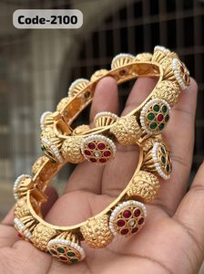 Bracelets en métal Rajwadi de qualité supérieure avec motifs floraux gravés Pierres vertes et rouges Parfait pour les célébrations de mariage et les festivals - Product Image 3