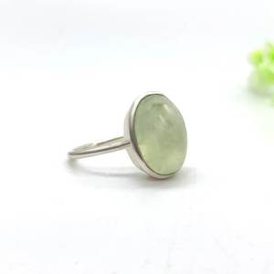 Anillo de Plata de Ley 925 Chapado en Oro con Prehnita de Corte Ovalado, Engaste Clásico en Bisel, Hecho a Mano, Regalo de Aniversario de Bodas para Mujer - Product Image 3