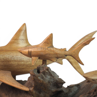 Sculpture de famille de requins en bois sculpté à la main de Bali sur base en bois flotté naturel pour la décoration de maison de style côtier, cadeau de pendaison de crémaillère