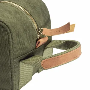 Borsa da Toilette Sostenibile in Tela Riciclata per Viaggiatori Eco-Consapevoli - Product Image 4