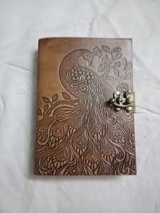 Diarios de cuero hechos a medida con diseño de pavo real en relieve y cubiertas impresas ideales para su reventa por las tiendas de artículos de revistas - Product Image 2