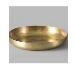 Plat de service moderne en laiton gravé pour salades et plats, assiettes de présentation antique pour hôtels et restaurants - Product Image 1