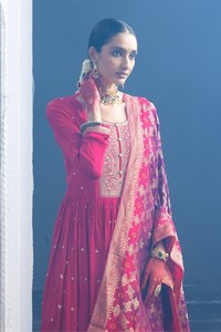 Colección Premium: Kurti, Pantalón y Dupatta de Seda Banana con Bordado Zari Dorado, Fabricante de la India a Precio de Mayoreo - Product Image 3
