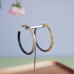 Boucles d'oreilles légères en corne organique fabriquées à partir de matériaux d'origine éthique pour les amateurs de mode et de style durables - Product Image 2