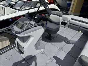 Moto Acuática Sea-Doo Switch Sport 2023, 2 Tiempos, 226-300 HP, Aplicación Automática, 3 Asientos, 4 Cilindros, Aluminio, 20 km/h, 1800 cc, En Stock - Product Image 4