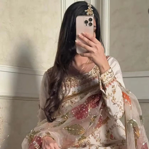 Conjunto de Kurta Sharara de Seda Chinon con Dupatta, Diseño de Seda Chinon con Bordado de Lentejuelas, Top y Sharara con Dupatta - Product Image 1