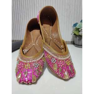 Chaussures en cuir traditionnelles brodées à la main pour femmes et filles, style Rajasthani, confort élevé, durables, tendance de la mode, vente en gros - Product Image 5