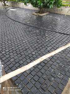 Adoquín de Basalto Negro Natural con Lados Cortados, Superficie Flameada, Cubos Cortados a Medida, Piedra de Diseño Moderno para Pavimentación Exterior y Caminos de Entrada - Product Image 5