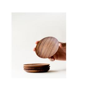 Ensemble de sous-verres en bois rond unique en bois massif pour des idées de décoration de table modernes et minimalistes - Product Image 1