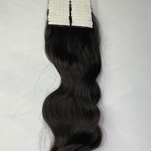 Ventes en gros de mèches de cheveux humains gris argenté indiennes |   Extensions de cheveux naturels vierges Remy à double trame |   Toutes les couleurs peuvent être teintes - Product Image 3