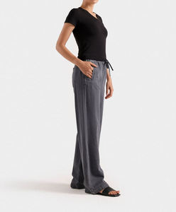 Camiseta de Cuello en V Negra para Mujer con Logotipo Personalizado, Transpirable, de Alta Calidad, Lisa, Formal, de Manga Corta, Ajustada - Product Image 3