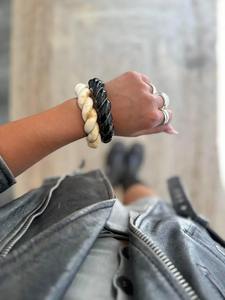 Bracelet rond en résine fait main, modèle tendance, avec technique de modelage manuel, pour mariages, fêtes, anniversaires, fiançailles - Product Image 4