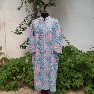 Robe en tissu à imprimé en bloc personnalisé avec un design de chemise à boutons, poches, robe longue décontractée pour les vacances, vêtements pour femmes - Product Image 2