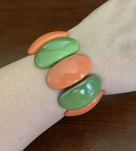 Bracelet tendance élégant en résine de couleur personnalisée Bracelet transparent de haute qualité Bracelets de manchette antiques pour femmes Minimaliste - Product Image 3