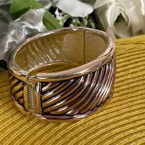 Bracelet rond moderne à face large de Chine Bijoux plaqués or à la main lourde avec style de vent froid à la mode - Product Image 1