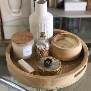 Plateau de rangement rond en bois massif pour comptoir, bureau et coiffeuse - Product Image 1