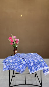 ผ้าฝ้ายพิมพ์ลายด้วยมือแบบอินดิโก้: ลายดอกไม้และเถาวัลย์แบบมุกฮาล ขายเป็นหลา - Product Image 3