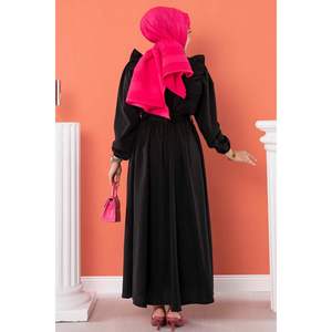 Vente en gros Robe hijab en tissu noir avec détails à volants Abaya musulmane de style ethnique pour adultes adaptée au travail - Product Image 3