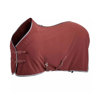 Manta para Caballo de Tela Oxford 600D Color Granate en Forma de U con 2 Correas para las Patas, Solapa Media para la Cola, para Uso en Exteriores en Todas las Estaciones - Product Image 2