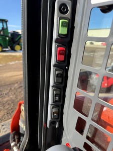 Chargeuse sur pneus compacte Kubota SSV65 avec godet frontal, chargeuse hydraulique diesel pour travaux agricoles et de construction - Product Image 4