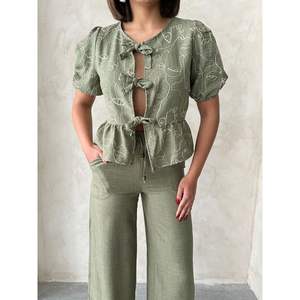 Colección al por Mayor de Blusas Bordadas con Lazo Frontal para Mujer - Product Image 6