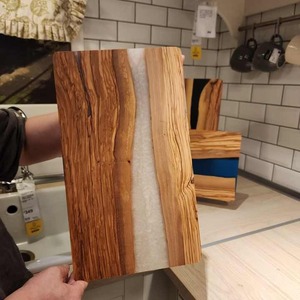 Nouvel arrivage de planche de service à découper en résine époxy et bois d'olivier rectangulaire durable avec design artisanal naturel - Product Image 1