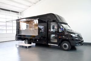 รถขายอาหาร Iveco ขนาด 4.8 เมตร แบบแคปซูล ดีไซน์ทันสมัย ตัวถังสแตนเลส พร้อมระบบไฟฟ้าในตัว และพื้นที่เตรียมอาหาร สำหรับใช้งานกลางแจ้ง - Product Image 2