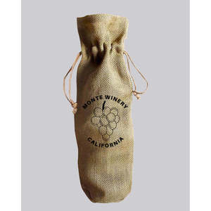 Bolsas de regalo ecológicas personalizables de yute para una sola botella de vino con cierre de cordón, imprima su logotipo personalizado en la parte delantera de las bolsas para botellas. - Product Image 1