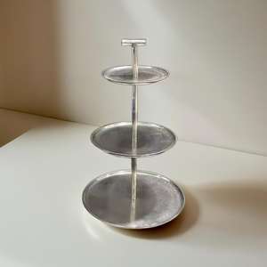 Support à gâteau minimaliste rond en aluminium à 3 niveaux Design polyvalent - Product Image 3