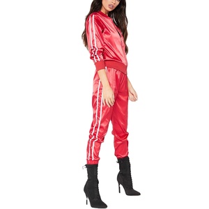 Chándales de diseñador de calidad superior para mujer, chándal de terciopelo con estampado personalizado, conjunto de 2 piezas, sudaderas con cremallera de satén, chaquetas y corredores - Product Image 1