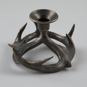 Portavelas de cuerno de aluminio decorativo con detalles tallados artesanales hechos a mano que ofrecen acento para interiores y de temporada - Product Image 5