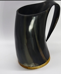 Tasse à bière artisanale en corne de boeuf avec support en métal noir poli Artisanat naturel de style viking personnalisé Décoratif pour la maison - Product Image 1