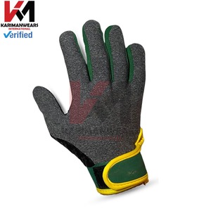 Gants gaéliques confortables avec sangle de poignet réglable et paume texturée pour une prise en main sécurisée pendant l'entraînement - Product Image 3