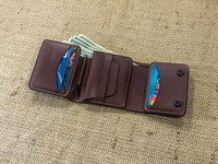 Portefeuille Unisexe Vintage Court Anti-Vol à Trois Volets avec Fenêtre d'Identité et Poches pour Cartes de Crédit, Minimaliste en Cuir Véritable Personnalisable, Fermeture Facile