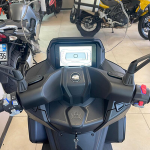 Motocicletas de Calle QJ FORT 4.0, Producto Versátil - Product Image 3