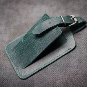 Étiquette à bagages en cuir véritable faite à la main, avec carte personnalisée, style traditionnel à rabat, cadeau de voyage pour la Saint-Valentin pour LLT-0091C - Product Image 1