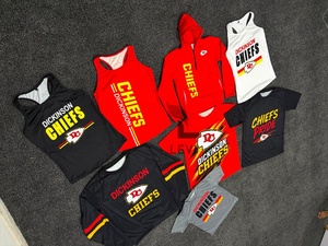 Collection de vêtements de sport et d'articles de sportifs personnalisés pour équipes, comprenant des sweat-shirts, des débardeurs, des t-shirts et des sweats à capuche zippés - Product Image 3
