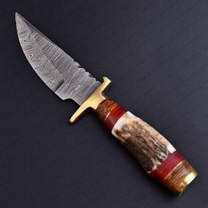Couteau de chasse et de camping en acier Damas personnalisable, manche en os de cerf, étui en cuir véritable, survie en plein air, vente en gros OEM - Product Image 2