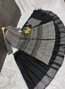 ชุดงานเย็บปักถักร้อยโคติขนาดใหญ่ออกแบบใหม่กับ lehengas - Product Image 4