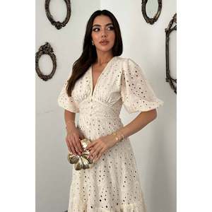 Robe blanc cassé avec détails en dentelle froncée et broderies. - Ecru - Product Image 3