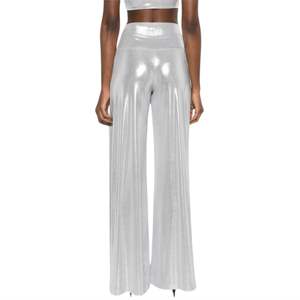 Norma Kamali pantalon évasé métallique ton argent conception extensible taille haute longue longueur mode moderne cloche bas pantalon - Product Image 3