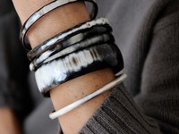 Bracelet manchette en corne plaqué platine avec motif agate perlé, bracelet élégant style animalier pour cadeau