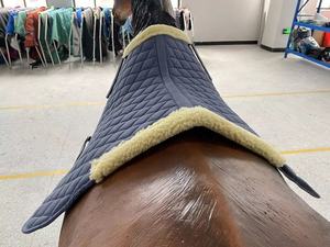Usine OEM de haute qualité tissu satiné équestre matelassé anglais équitation dressage cheval tapis de selle avec logo - Product Image 3