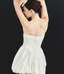 Robe bustier en taffetas blanc premium, élégante, avec accent floral 3D, fabriquée au Vietnam - Product Image 3