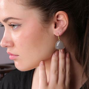 Pendientes elegantes Dua, piedra lunar gris, trillón de gota, hechos a mano, Latón chapado en oro de 18K, estilo moderno para bodas - Product Image 5